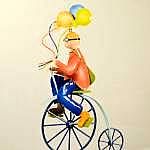 Αγόρι με μπαλόνια και ποδήλατο